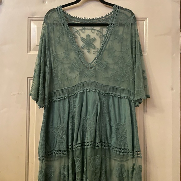 Elegant Green Lace Dress - Picture 3 of 3